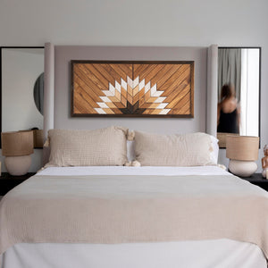 Lüks ve modern bir yatak odası tasarımında odak noktası olarak konumlandırılmış, degrade renk geçişli, çerçeveli masif ahşap mozaik tasarım pano.