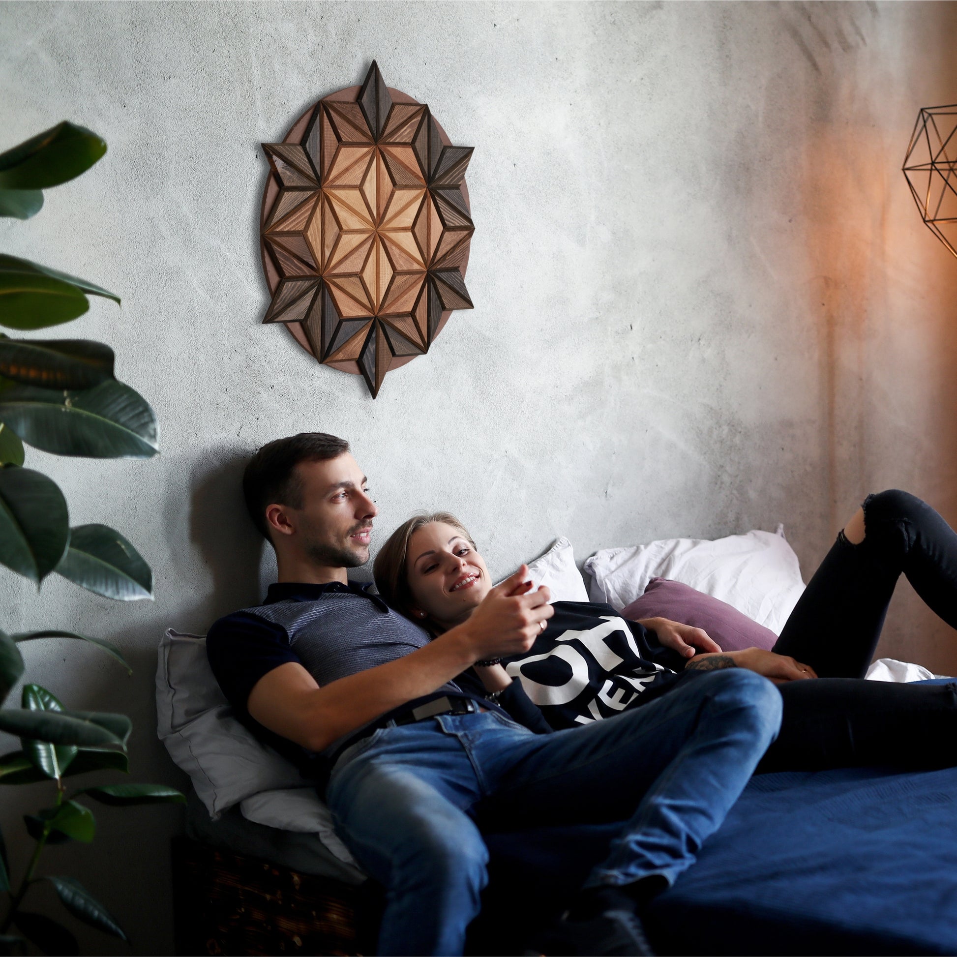 Sıcak bir ev ortamında beton görünümlü duvar dekorasyonu olarak tercih edilen geniş boyutlu masif ahşap tasarım pano.