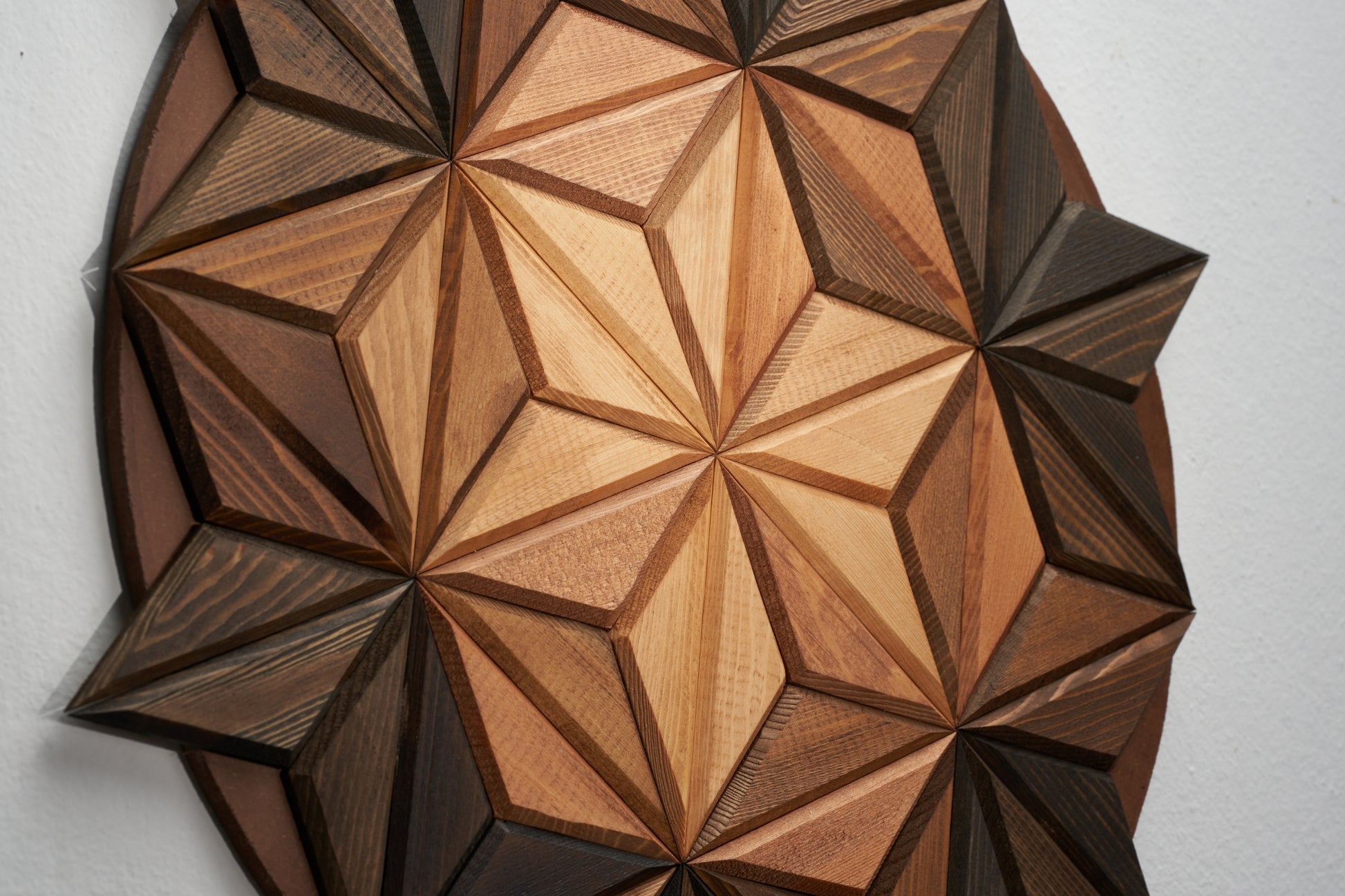 Masif ahşap tablonun zanaatkar el işçiliğini ve farklı ağaç türlerinin dokusunu gösteren makro detay çekimi.