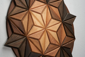 Masif ahşap tablonun zanaatkar el işçiliğini ve farklı ağaç türlerinin dokusunu gösteren makro detay çekimi.