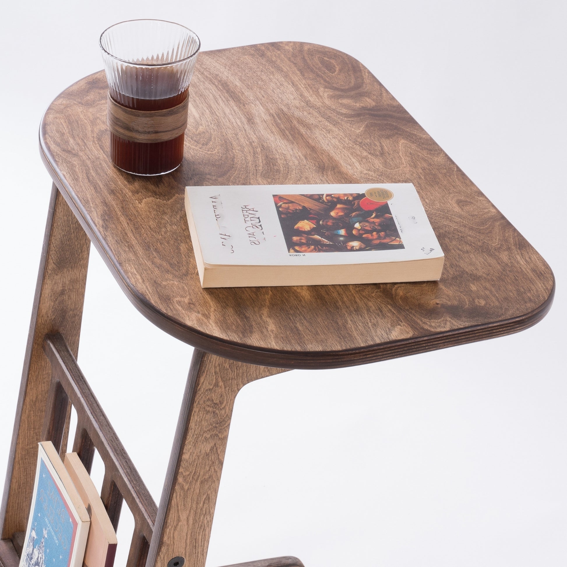 Doğal hareleri belirgin, geniş yüzeyli masif ahşap C sehpa üst tablası ve kitap detayı.