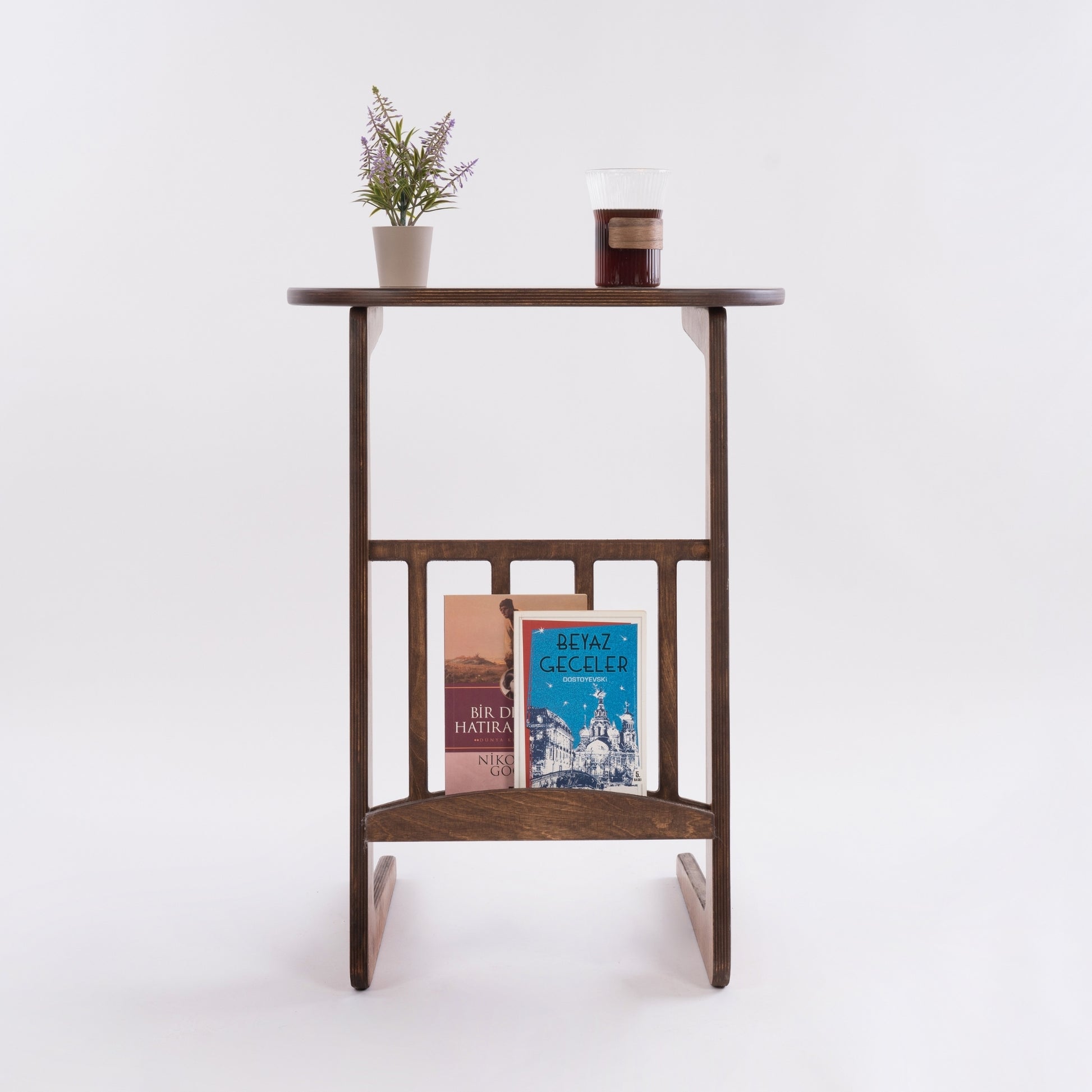 Koltuk yanı kullanımı için uygun, dergilik detaylı ceviz rengi ahşap yan sehpa.