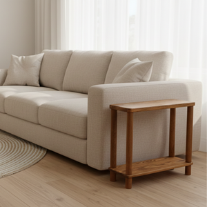 oturma odasında koltuğun yanında duran ham ahşap yan sehpa