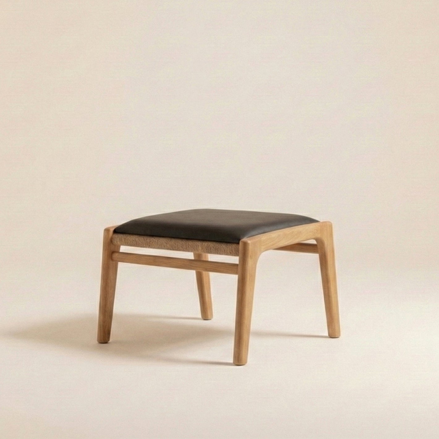 Masif Meşe ve Siyah Deri Ayak Ucu Taburesi | İskandinav Minimalizm